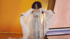 Grammy: Η εντυπωσιακή εμφάνιση της Νταϊάνα Ρος στην τελετή απονομής