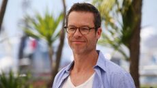 Γκάι Πιρς: Σε συζητήσεις για να υποδυθεί τον Ρούπερτ Μέρντοχ στη μεγάλη οθόνη