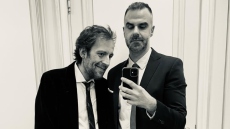 Αύγουστος Κορτώ: Μου φαίνομαι αλλόκοτος κουστουμαρισμένος, αλλά είναι υπέροχο να φοράς τα ρούχα της αγάπης σου