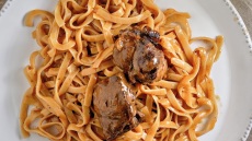 16 χορταστικά μαγειρευτά με κρέας στην κατσαρόλα