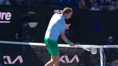 Ντανίλ Μεντέντεφ: Ξέσπασε και έσπασε με τη ρακέτα του την κάμερα του φιλέ - Βίντεο 