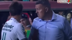 Μεξικό: Ο Όσκαρ Γκαρσία κλώτσησε παίκτη της αντίπαλης ομάδας που τον έσπρωξε - Δείτε βίντεο