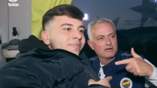 Ο απίθανος Μουρίνιο ανέβασε στο λεωφορείο της ομάδας νεαρό φίλο της Φενερμπαχτσέ - Δείτε βίντεο