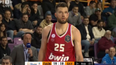 Μάτωσε στο πρόσωπο ο Πίτερς στο Ολυμπιακός - ΠΑΟΚ και πήγε στον πάγκο για τις πρώτες βοήθειες -  Βίντεο 