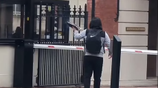 Επίθεση με μαχαίρι σε άνδρα που έκαιγε το Κοράνι έξω από την τουρκική πρεσβεία στο Λονδίνο