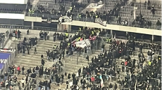 Bundesliga: Δύο σοβαρά τραυματίες από πτώση φιλάθλου στο γήπεδο της Φρανκφούρτης