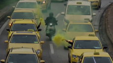 Στο υπουργείο Μεταφορών τα ταξί με καπνογόνα και κόρνες - Δείτε βίντεο από την αυτοκινητοπομπή