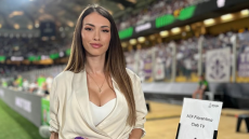 Η δημοσιογράφος της Φιορεντίνα  που έκλεψε την παράσταση στον τελικό του Conference League επιστρέφει στην Ελλάδα για το παιχνίδι με τον Παναθηναϊκό