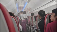 Power bank που έβγαζε καπνούς προκάλεσε αναστάτωση σε πτήση της Batik Air - Δείτε βίντεο