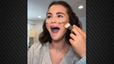 Η Σελένα Γκόμεζ άφησε τον Μπένι Μπλάνκο να της κάνει το μακιγιάζ αλλά δεν πήγε πολύ καλά αυτό