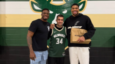 Στο Μιλγουόκι ο Παπασταθόπουλος, φόρεσε την φανέλα των Μπακς και συναντήθηκε με τους Αντετοκούνμπο