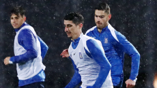 Προπόνηση υπό βροχή για την Εθνική ποδοσφαίρου στο Ρέντη - Δείπνο και επίσκεψη Γκαγκάτση - Βίντεο