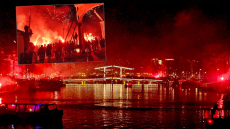 Άγιαξ: Οι οπαδοί έκαναν τη νύχτα μέρα για τα 125α γενέθλια του Αίαντα με χιλιάδες πυρσούς και βεγγαλικά - Δείτε βίντεο