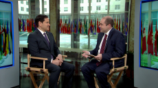 Στους Δελφούς δημοσιογράφος που συνομιλεί άμεσα με τον Τραμπ: «Γιατί δεν ενώνει δυνάμεις με τις ΗΠΑ η Ευρώπη;»