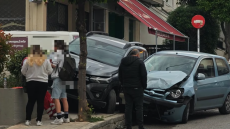 Βίντεο: Τροχαίο έξω από παιδικό σταθμό στην Αγία Βαρβάρα - Δυο αυτοκίνητα καβάλησαν το πεζοδρόμιο