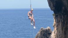 Στεφανία Γουλιώτη: H εντυπωσιακή καταρρίχηση από βραχώδη αψίδα - Δείτε βίντεο