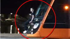  Νεαρός κρεμάστηκε στο πίσω μέρος τραμ στην Παραλιακή - ΣΤΑΣΥ: Τα πλάνα έχουν σταλεί στην ΕΛΑΣ