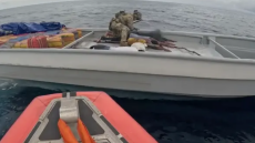 ΗΠΑ: «Χέρια ψηλά» - Η στιγμή της σύλληψης διακινητών ναρκωτικών από την Ακτοφυλακή