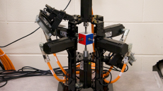 Ρομπότ έλυσε τον Κύβο του Ρούμπικ πιο γρήγορα από ό,τι μπορεί να ανοιγοκλείσει το μάτι - Δειτε βίντεο