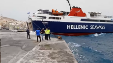 Η μάχη των καπετάνιων με τους ανέμους στις Κυκλάδες: Έδεσε με δυσκολία το «Άρτεμις» στη Σύρο, δεν τα κατάφερε το Speedrunner Jet στη Σίφνο - Δείτε βίντεο