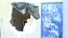 Νέα Ιωνία: Βάνδαλοι άνοιξαν τρύπα με βαριοπούλα σε αποθήκη σχολείου και γέμισαν γκραφίτι τους τοίχους
