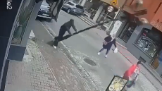 Τρομακτικό ατύχημα στην Πολωνία: Έγειρε να ξαποστάσει σε κολώνα και αυτή έπεσε πάνω σε γυναίκα