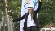 Αλεξάνδρα Σταματοπούλου: Η παραολυμπιονίκης χόρεψε ζεϊμπέκικο το «Αθήνα μου» του Αργυρού