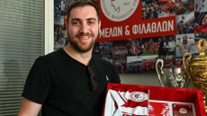 Φίλαθλος του Ολυμπιακού ταξίδεψε από το Τέξας στον Πειραιά για προμηθευτεί τη «Χρυσή Κάρτα» και πετάει για Άμπου Ντάμπι