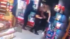 Ληστής απείλησε με μαχαίρι δύο γυναίκες σε μίνι μάρκετ στον Βύρωνα για να πάρει 200 ευρώ από το ταμείο