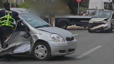Τουρίστας παραβίασε STOP στη Γλυφάδα και προκάλεσε τροχαίο με δύο τραυματίες και τέσσερα οχήματα - Δείτε βίντεο