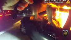 Αριζόνα: Δραματική διάσωση από φλεγόμενο αυτοκίνητο - Αστυνομικός τράβηξε από τα πόδια κοπέλα που κόρναρε για να την αντιληφθούν