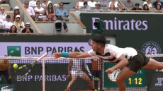 Το fair play της χρονιάς από τον Αλκαράθ στο Roland Garros - Κέρδισε πόντο ενώ του είχε φύγει η ρακέτα και ζήτησε να δοθεί στον αντίπαλό του - Βίντεο 