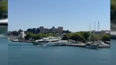 Ρόδος: Θαλαμηγός «καρφώθηκε» στον προβλήτα του λιμανιού στο Μανδράκι
