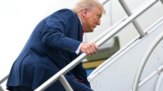 O Τραμπ έπαθε... Μπάιντεν και σκόνταψε ανεβαίνοντας τη σκάλα για το Air Force One - Δείτε βίντεο