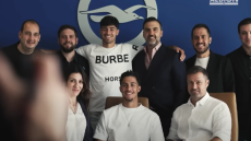 Υπέγραψε στην Μπράιτον και φωτογραφήθηκε με την οικογένειά του ο Κωστούλας 