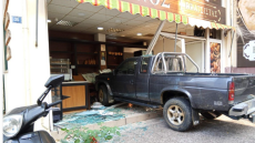 Αγροτικό μπούκαρε σε φούρνο στο κέντρο του Αγρινίου και «κατέβασε» όλη την τζαμαρία - Δείτε βίντεο