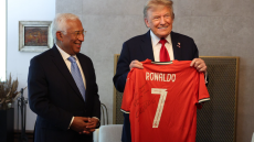 Ο Ρονάλντο έστειλε υπογεγραμμένη φανέλα του στον Τραμπ - «Παίζοντας για την ειρήνη» ήταν το μήνυμά του 