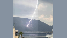 Εντυπωσιακός κεραυνός πάνω από το Λουτράκι
