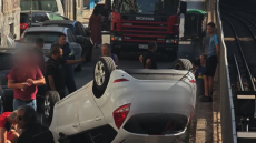 Βίντεο: Οδηγός τράκαρε με σταθμευμένο ΙΧ και ντελαπάρισε το αμάξι της στη λεωφόρο Ιωνίας