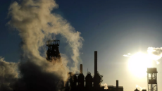 «Ασπίδα» από την κυβέρνηση για τον φόρο άνθρακα - Μέτρα στήριξης 8 δισ. ευρώ για ευάλωτα νοικοκυριά
