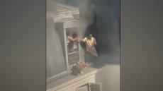 Συγκλονιστική διάσωση στο Παρίσι: Άνδρας έσωσε οικογένεια από διαμέρισμα που φλεγόταν, δείτε βίντεο