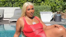 H Lizzo γιόρτασε την αλλαγή στη σιλουέτα της μετά το Ozempic με μαγιό α λα Πάμελα Άντερσον στο Baywatch - Δείτε βίντεο