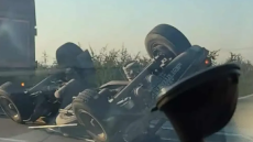 Ρυμουλκό από φορτηγό ξεκόλλησε και έπεσε σε αμάξι μετά τα διόδια των Μαλγάρων - Αναποδογύρισε το ΙΧ, δείτε βίντεο, φωτογραφίες