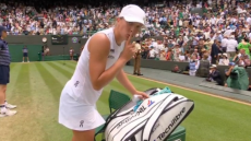 Ίγκα Σβιόντεκ: Γιατί η φιναλίστ του Wimbledon «κλέβει» τις πετσέτες του τουρνουά; - Βίντεο 