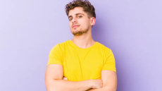 Τι αποκαλύπτει έρευνα για όσους δεν νιώθουν άνετα με το ύψος τους