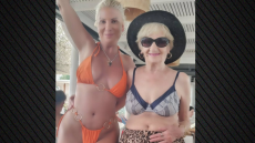 Η Στέλλα Μπεζαντάκου ποζάρει μαζί με τη μητέρα της φορώντας μαγιό: «Μάνα ιερή λέξη» γράφει
