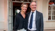 Σάλος στην Ιταλία για σύζυγο πολιτικού που «πήδηξε» την ουρά στο αεροδρόμιο - «Δεν το κατάλαβα, μιλούσα στο τηλέφωνο» απάντησε ο υπουργός Επιχειρηματικότητας