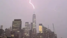 Νέα Υόρκη: Φωτογράφος «έπιασε» κεραυνό που χτύπησε το One World Trade Center  - Εντυπωσιακό βίντεο
