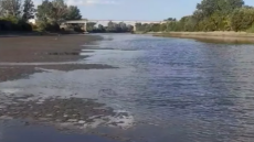 Ο Έβρος στερεύει - Βίντεο δείχνει κάτοικο της περιοχής να περπατάει στο ξεραμένο ποτάμι

