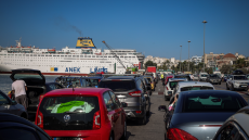 Συνεχίζεται η μεγάλη έξοδος των αδειούχων, αυξημένη κίνηση στο λιμάνι του Πειραιά
